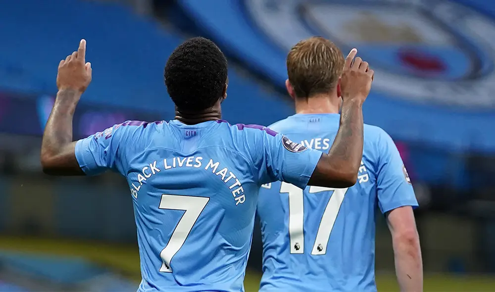 Raheem Sterling aprovechó un blooper de David Luiz para marcar el primer gol del Manchester City vs. Arsenal. | Foto: AFP
