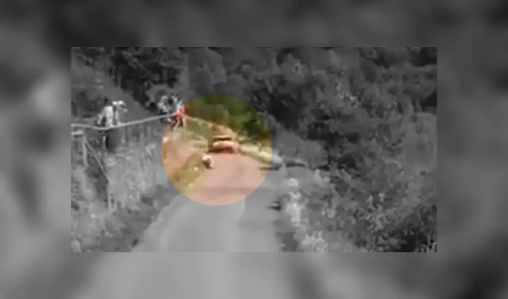 El hombre vivió momentos de pánico al caer de una altura de más de tres metros. Foto: captura El hombre vivió momentos de pánico al caer de una altura de más de tres metros. Foto: captura