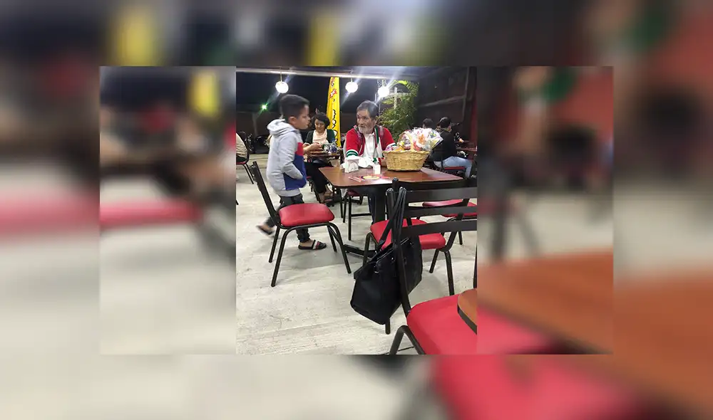 En Facebook, el niño se conmovió al percatarse del anciano vendedor de dulces y quiso ayudarlo. En Facebook, el niño se conmovió al percatarse del anciano vendedor de dulces y quiso ayudarlo.