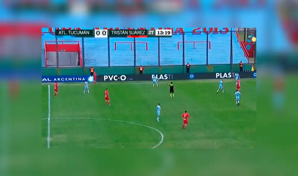El perrito cayó vencido por el sueño mientras los equipos de Atlético Tucumán y Tristán Suarez jugaban por la Copa Argentina. Foto: captura El perrito cayó vencido por el sueño mientras los equipos de Atlético Tucumán y Tristán Suarez jugaban por la Copa Argentina. Foto: captura
