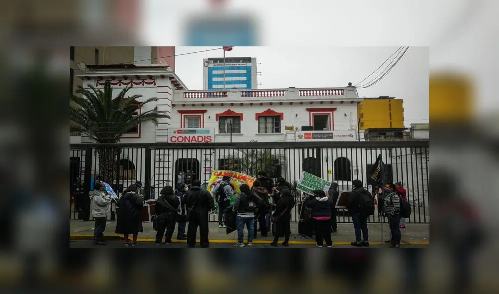 Protesta frente al CONADIS. Créditos: Esto no es política. Protesta frente al CONADIS. Créditos: Esto no es política.