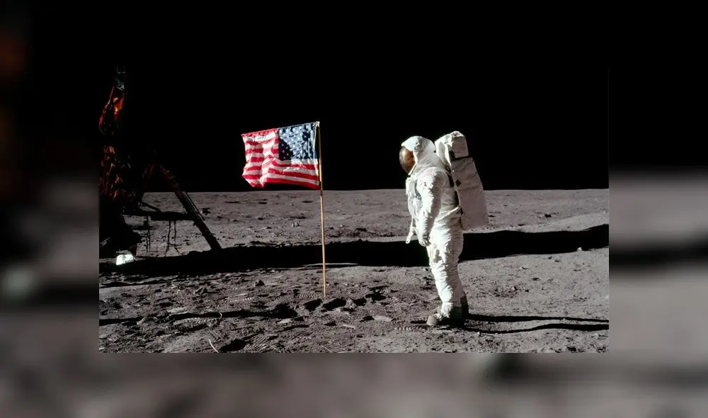 Neil Amstrong en suelo lunar al lado de la bandera de EE. UU. Foto: NASA.