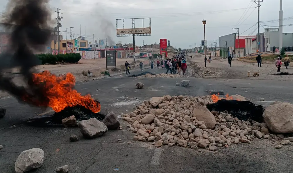 Bloqueo en el cruce de Llamagas, Cono Norte. Foto: Pancarta.pe Bloqueo en el cruce de Llamagas, Cono Norte. Foto: Pancarta.pe