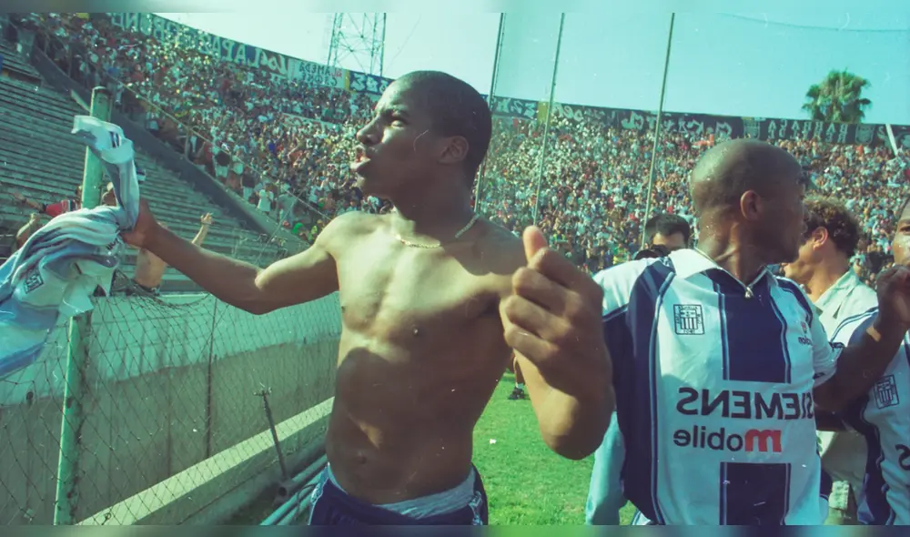 Jefferson Farfán recreó escena de cuando le limpiaba el carro a Waldir Sáenz.