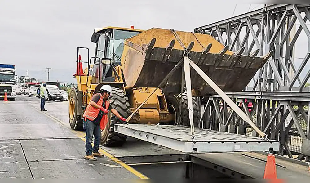 Tránsito restringido. Obreros cambian pavimento dañado. Tránsito restringido. Obreros cambian pavimento dañado.
