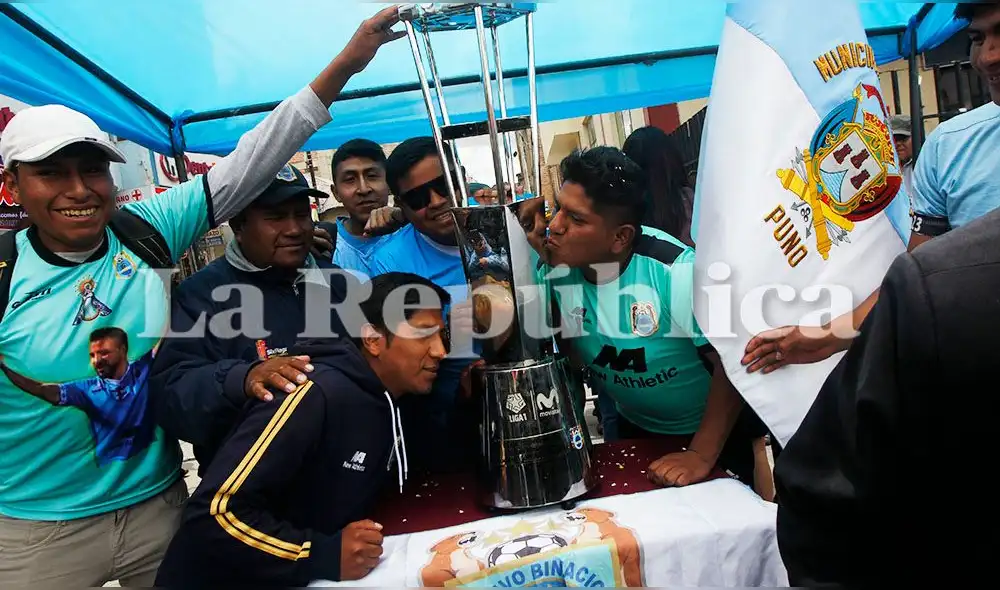 En Puno hinchas se tomaron fotos con la copa de la Liga 1. En Puno hinchas se tomaron fotos con la copa de la Liga 1.