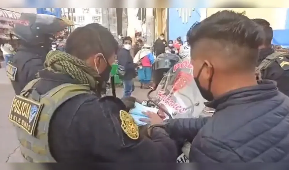 Joven terminó firmando la papeleta, pese a su pedido para que los agentes le perdonen la infracción. Foto: Captura video.
