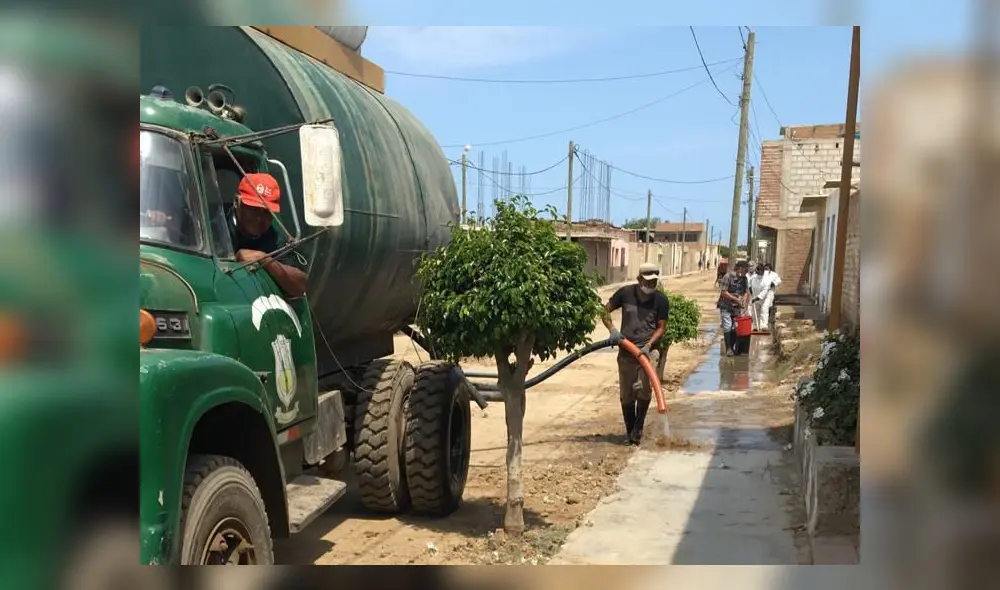 Trabajadores de limpieza promueven campaña de desinfección de calles en La Libertad