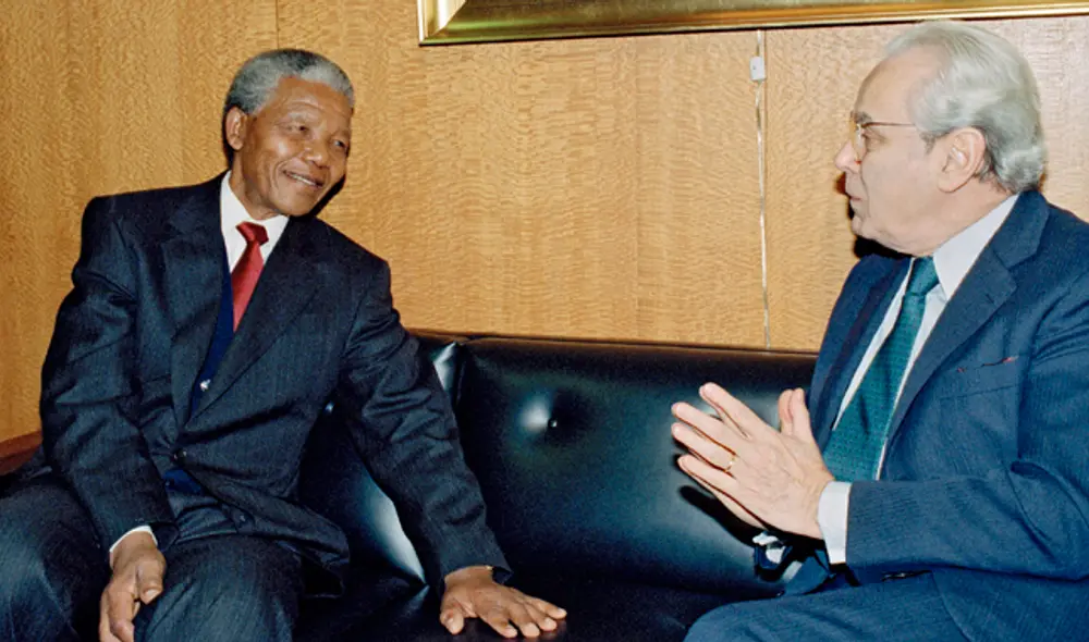 Pérez de Cuéllar se reunió con importantes líderes. Aquí, junto a Nelson Mandela (Foto: ONU)