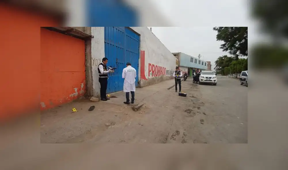 Peritos en Criminalística llegaron hasta la zona para iniciar las averiguaciones. (Foto: Grace Mora / La República)