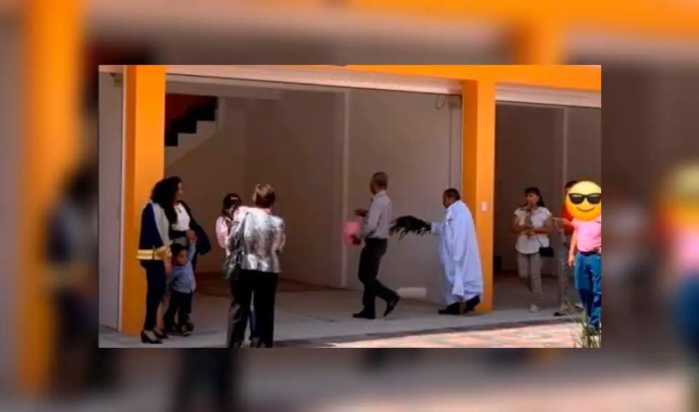 El sacerdote recorre cada habitación para 'bendecirla' este San Valentín. El sacerdote recorre cada habitación para 'bendecirla' este San Valentín.