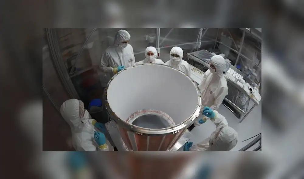 Científicos examinan el detector XENON1T. Foto: Universidad de Chicago. Científicos examinan el detector XENON1T. Foto: Universidad de Chicago.