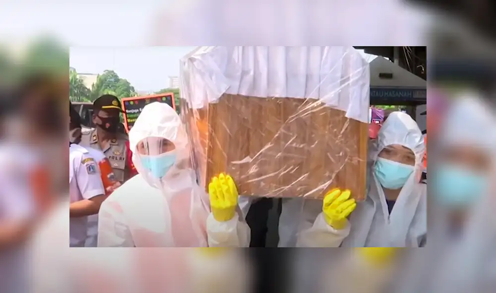 Los funcionarios usaron trajes de bioseguridad mientras informaban a la ciudadanía sobre el riesgo del coronavirus. Foto: Captura / South China Morning Post