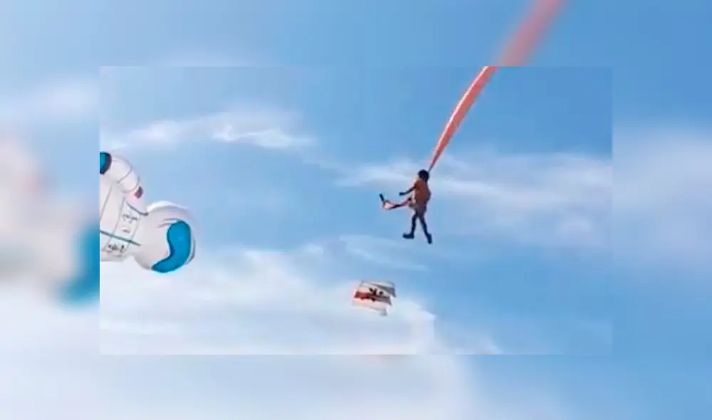 La pequeña permaneció en el aire durante 20 segundos tras quedar enganchada por una cometa. Foto: Captura / YouTube La pequeña permaneció en el aire durante 20 segundos tras quedar enganchada por una cometa. Foto: Captura / YouTube