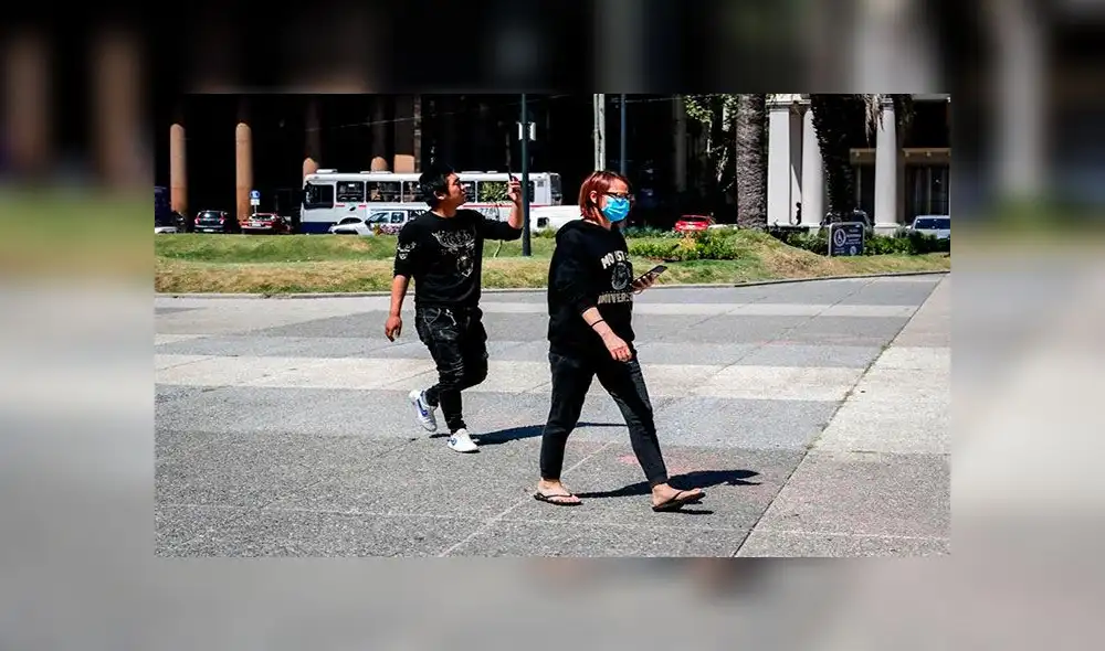 Una mujer con tapaboca camina este viernes en Montevideo (Uruguay). Foto: EFE Una mujer con tapaboca camina este viernes en Montevideo (Uruguay). Foto: EFE