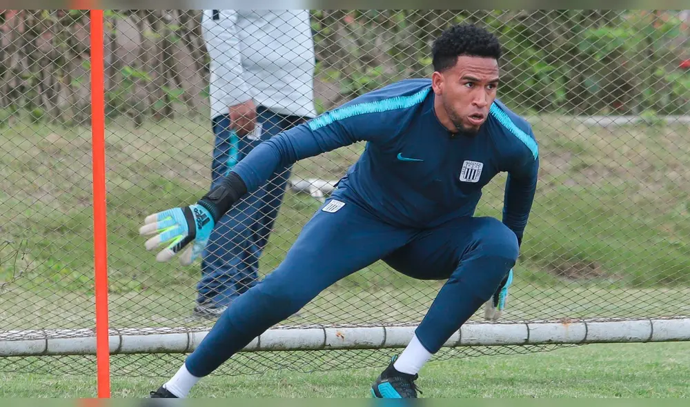 Alianza Lima vs. Sporting Cristal: Pedro Gallese es felicitado por sus compañeros tras el 1-0.