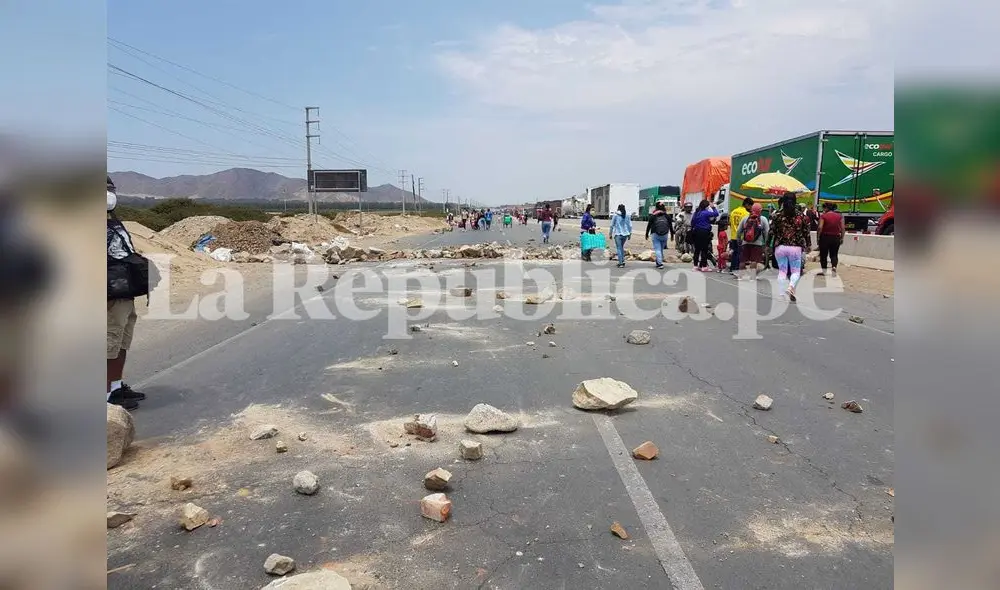 Vía fue despejada solo por un momento. Foto: Jaime Mendoza/La República Vía fue despejada solo por un momento. Foto: Jaime Mendoza/La República