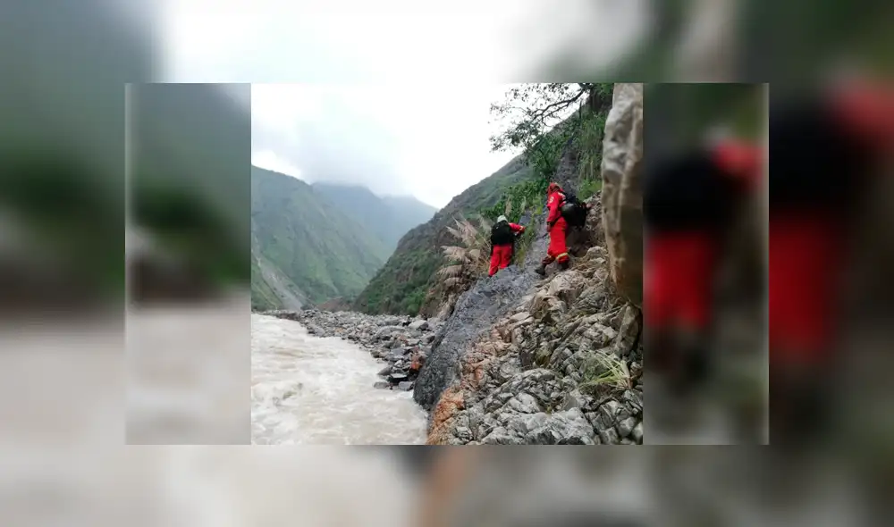 Huaico entierra a operador de maquinaria cuando limpiaba zona bloqueada [VIDEOS]