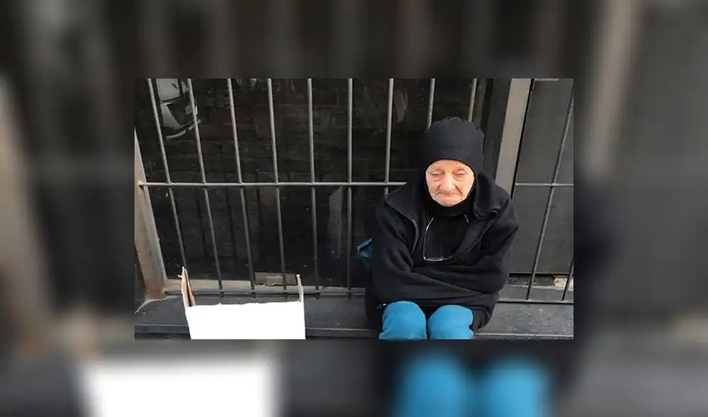 Facebook: Mujer pide trabajo en la calle y no acepta dinero por una digna razón