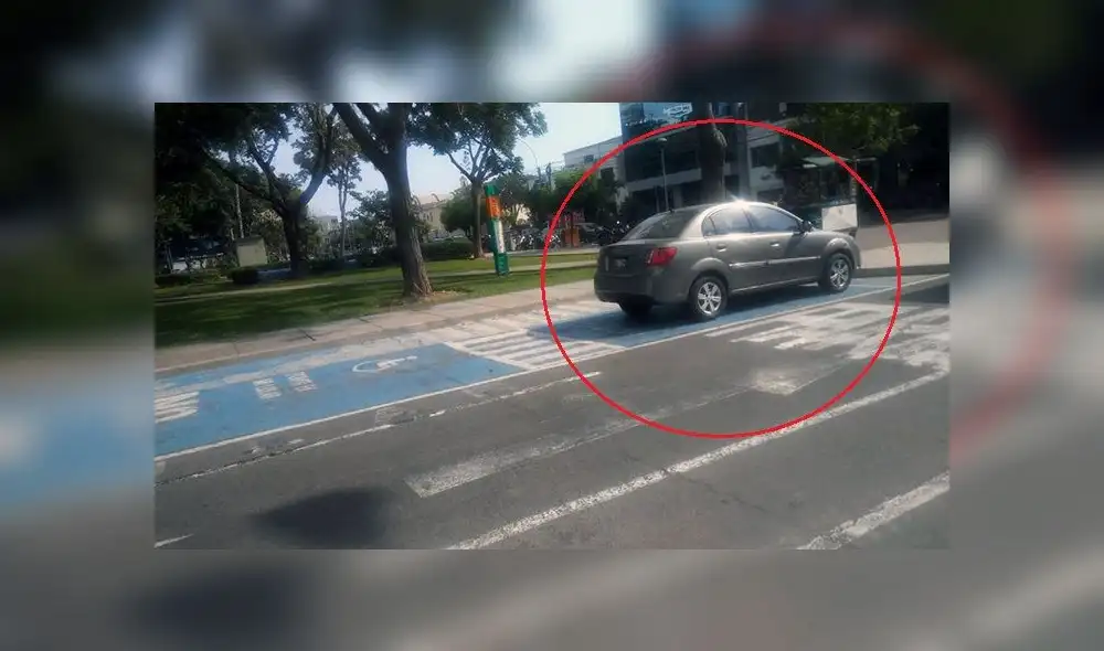 #YoDenuncio: vehículo ocupa estacionamiento para discapacitados