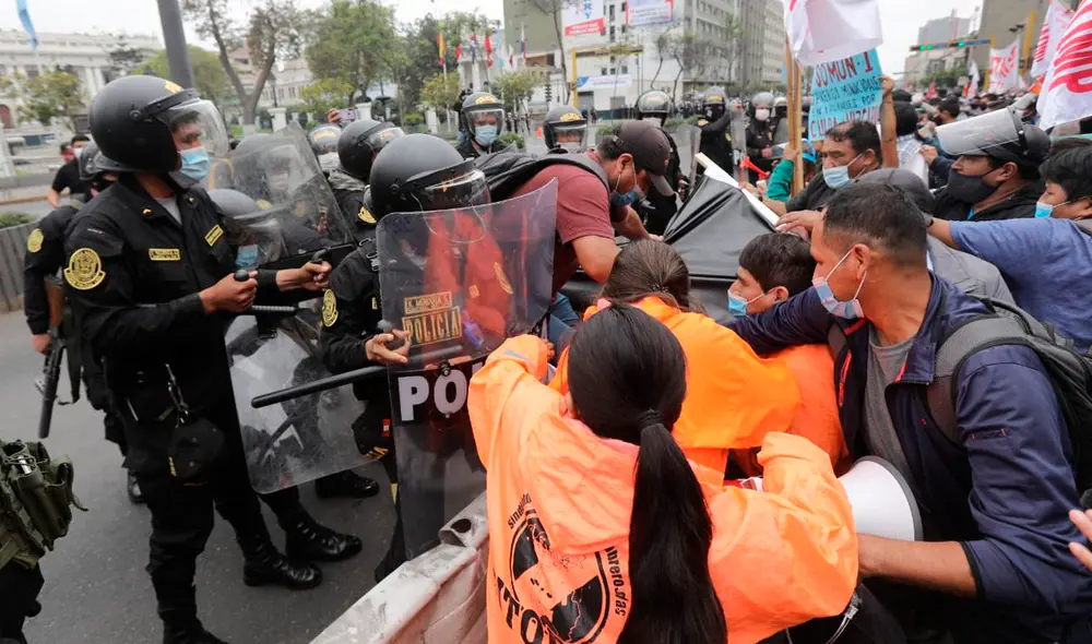 Grupo de sindicatos se enfrentaron a la Policía para poder avanzar hacia el Congreso. Foto: Jorge Cerdán / La República
