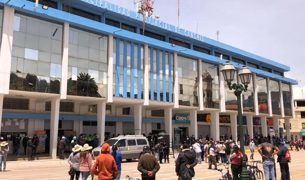 Varios pobladores de Canchis se asentaron en las afueras del palacio municipal. Foto: captura de Facebook