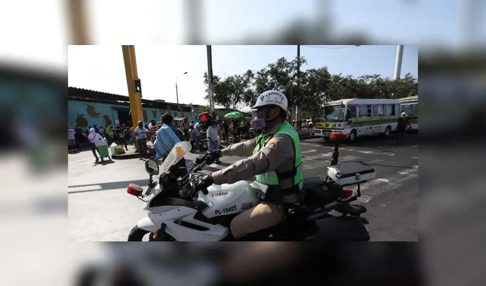 Agentes del orden también supervisaron el orden en el Mercado de Frutas de Caquetá. (Foto: Rodolfo Contreras / La República) Agentes del orden también supervisaron el orden en el Mercado de Frutas de Caquetá. (Foto: Rodolfo Contreras / La República)