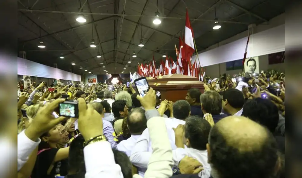 Alan Garcia llegó a la Casa del Pueblo para ser velado [FOTOS]