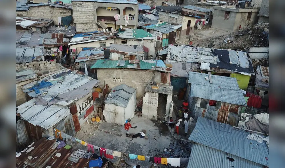 (FILES) This file aerial photo shows a view of the houses in the neighborhood of Fort National in Port-au-Prince, on December 13, 2018. - The International Monetary Fund and World Bank on March 25, 2020 called for governments to put a hold on debt payments from the world's poorest nations so they can battle the coronavirus pandemic. "The World Bank Group and the IMF believe it is imperative at this moment to provide a global sense of relief for developing countries as well as a strong signal to financial markets," the Washington-based development lenders said in a joint statement. (Photo by HECTOR RETAMAL / AFP)