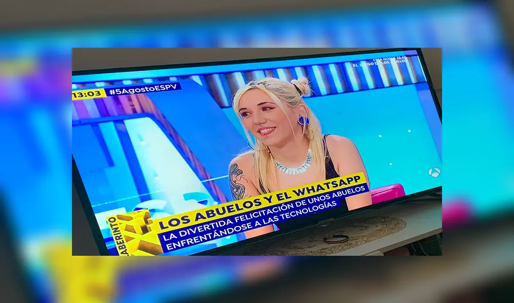 Una chica recibió los saludos de cumpleaños por parte de sus abuelos, quienes le enviaron unos audios de WhatsApp.