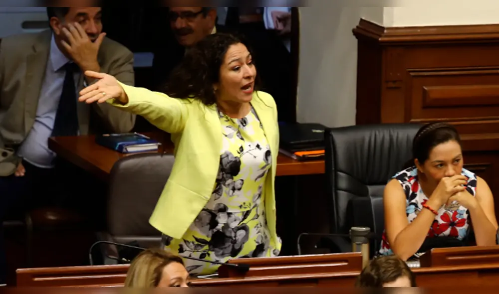 Fujimorista quiso celebrar la victoria de Perú, pero confundió la bandera con la de Austria 