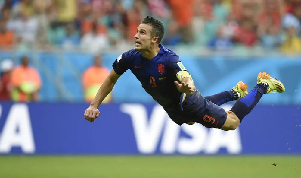 El neerlandés Robin Van Persie le anotó un inolvidable gol de palomita a España por la fase de grupos del Mundial 2014. Foto: AFP. El neerlandés Robin Van Persie le anotó un inolvidable gol de palomita a España por la fase de grupos del Mundial 2014. Foto: AFP.