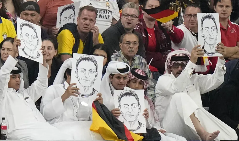 Hinchas locales recordaron acusaciones de racismo a la selección alemana después de sus protestas contra el país sede. Foto: AFP