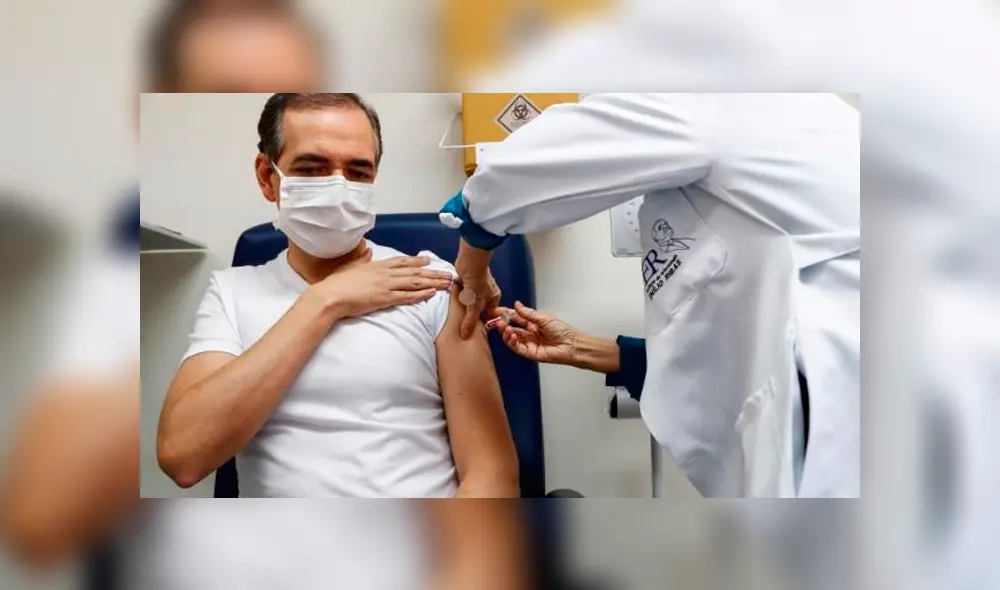 Un hombre recibe una dosis durante los ensayos de la vacuna contra la COVID-19. Foto: EFE