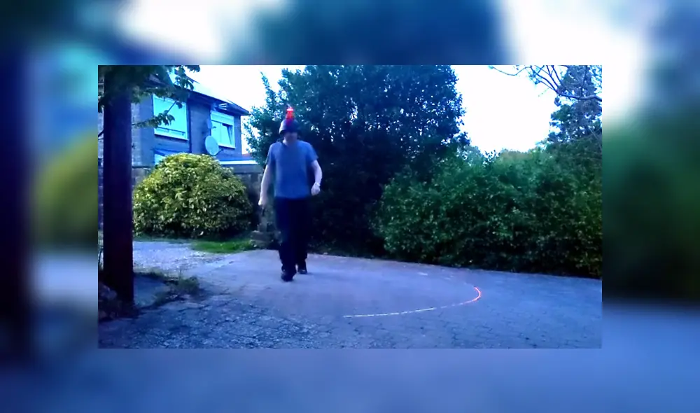 A través de YouTube se ha hecho viral el insólito invento de un hombre para mantener la distancia social. A través de YouTube se ha hecho viral el insólito invento de un hombre para mantener la distancia social.