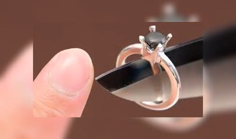 Un joven se ha vuelto viral en YouTube tras recolectar sus uñas para crear un anillo de compromiso para su pareja. Un joven se ha vuelto viral en YouTube tras recolectar sus uñas para crear un anillo de compromiso para su pareja.