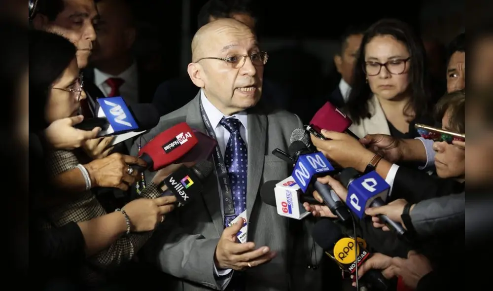 el ministro Kurt Burneo brinda declaraciones ante la prensa / Fotos: John Reyes