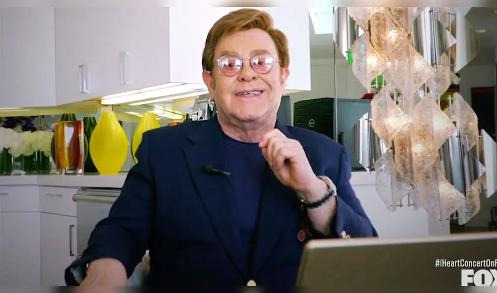 Desde su casa y utilizando su iPad, Elton John presentó a una decena de artistas durante la transmisión en vivo.