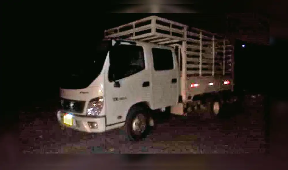 Desmantelado. Así fue encontrado camión en la vía a Lobitos.
