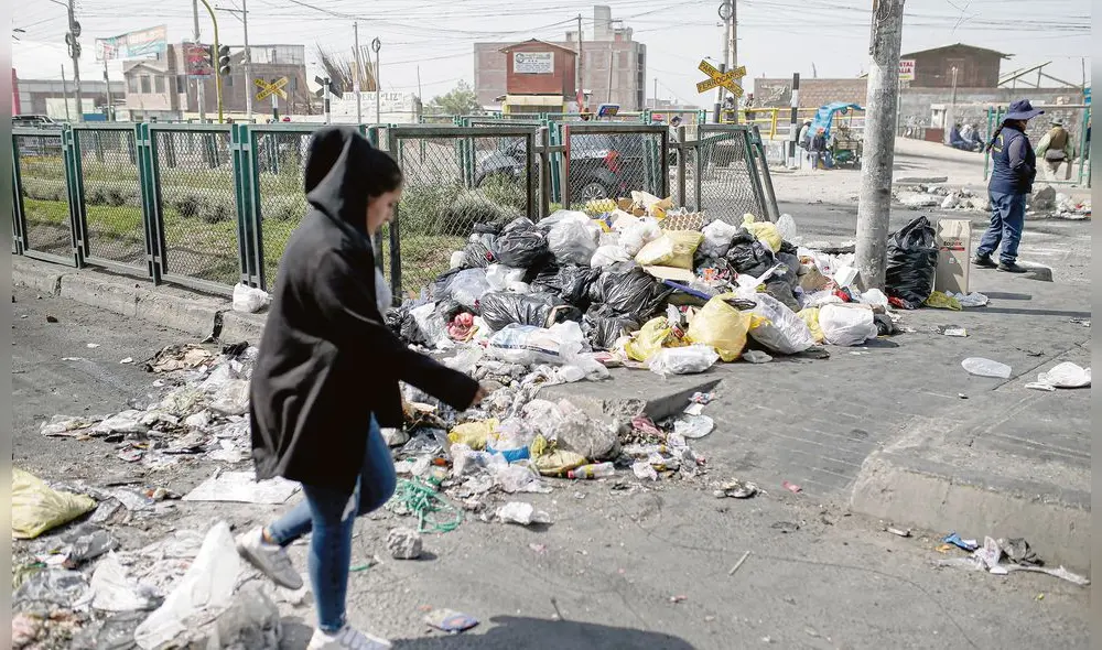 BASURA ACUMULADA EN LAS CALLES DE AREQUIPA
BASURA ACUMULADA EN LAS CALLES DE AREQUIPA