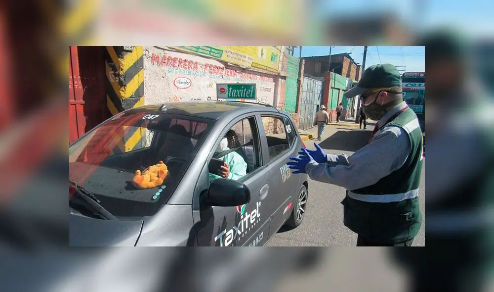 Inspectores verifican que taxistas cumplan todos los protocolos.