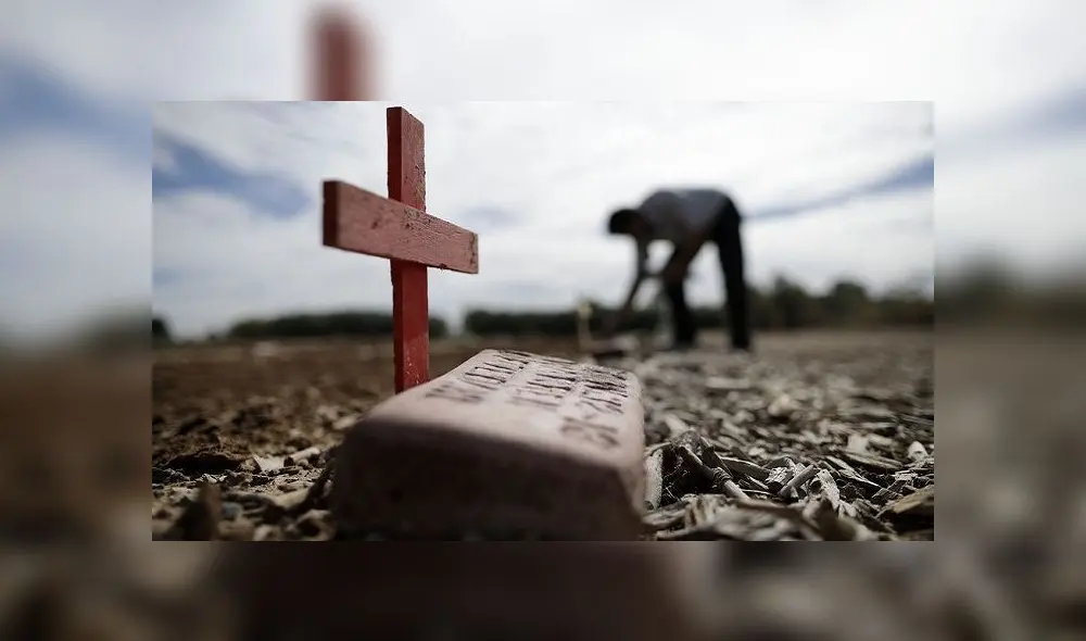 Cavaba una tumba para su hija y halló a una bebé enterrada con vida Cavaba una tumba para su hija y halló a una bebé enterrada con vida