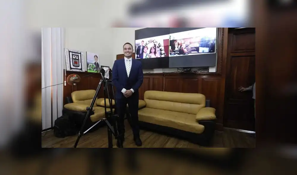 George Forsyth vistió de gala para realizar el primer matrimonio civil virtual. Créditos: Jorge Cerdan /La República. George Forsyth vistió de gala para realizar el primer matrimonio civil virtual. Créditos: Jorge Cerdan /La República.