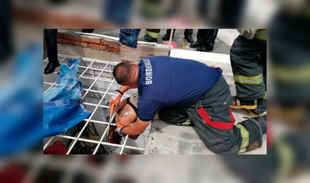 Se requirió la presencia de los Bomberos para rescatar a la mujer. Foto: Facebook. Se requirió la presencia de los Bomberos para rescatar a la mujer. Foto: Facebook.