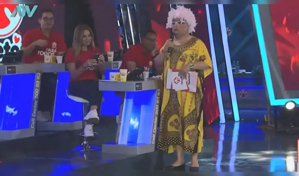 Jorge Benavides reclama a Karina Rivera al ser captada chateando en Teletón Jorge Benavides reclama a Karina Rivera al ser captada chateando en Teletón