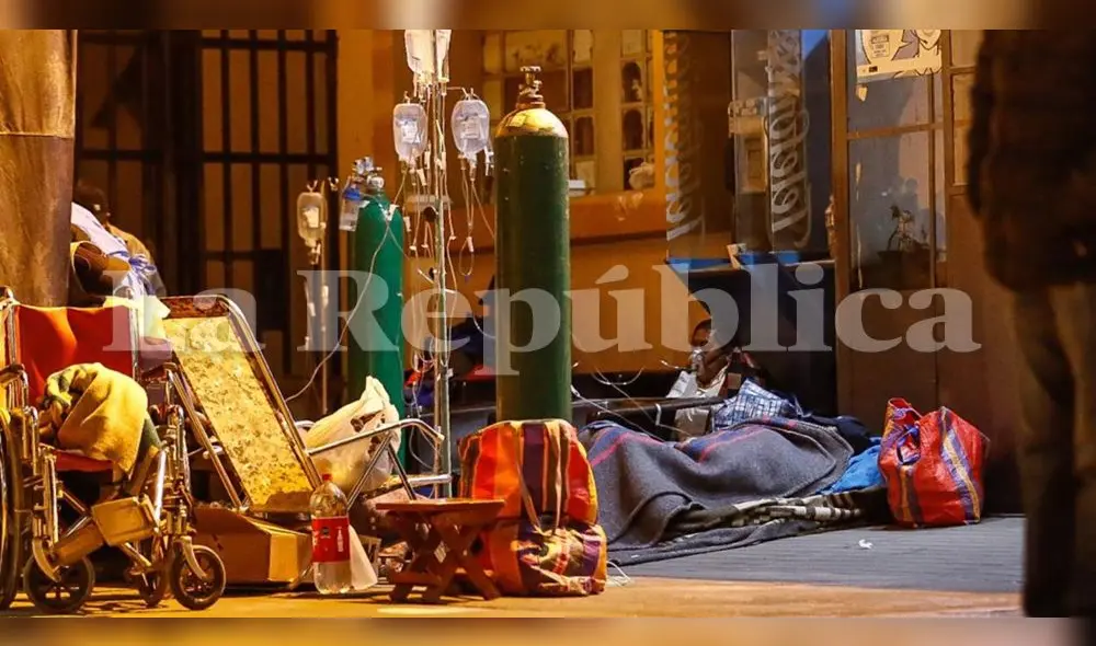 Algunos de los pacientes están recostados en el patio del nosocomio. Créditos: Oswald Charca Algunos de los pacientes están recostados en el patio del nosocomio. Créditos: Oswald Charca