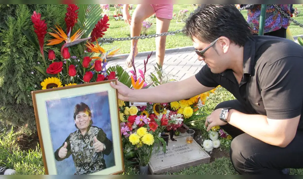Deyvis Orosco en la tumba de su fallecido padre Jhonny, exlíder del grupo Néctar.(Foto: captura) Deyvis Orosco en la tumba de su fallecido padre Jhonny, exlíder del grupo Néctar.(Foto: captura)