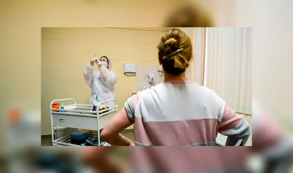 Una enfermera procede a la vacunación contra la enfermedad de la COVID-19 con la vacuna Sputnik V. Foto: AFP Una enfermera procede a la vacunación contra la enfermedad de la COVID-19 con la vacuna Sputnik V. Foto: AFP