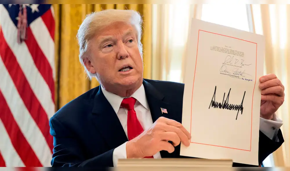 Donald Trump firma su anunciada reducción de impuestos 