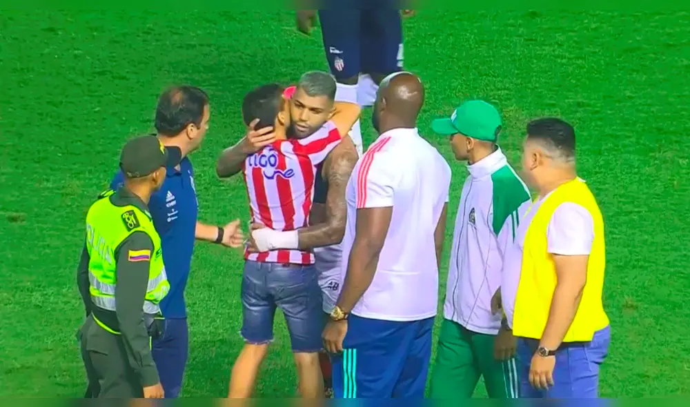 Gabriel Barbosa anota un gol en la Recopa Sudamericana ante Independiente del Valle.
